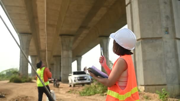 Азиатская Женщина Инженер Работает Строительной Площадке Автострады Гражданский Работник Осматривает — стоковое видео