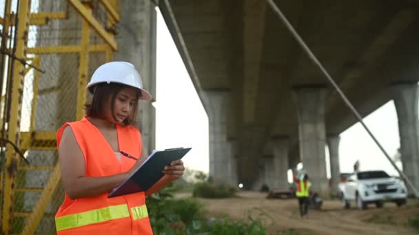Otoyol Köprüsü Şantiyesinde Çalışan Asyalı Bir Kadın Mühendis Inşaat Çalışmalarını — Stok video