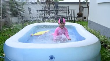 Asyalı küçük kız evde yüzerek eğleniyor.