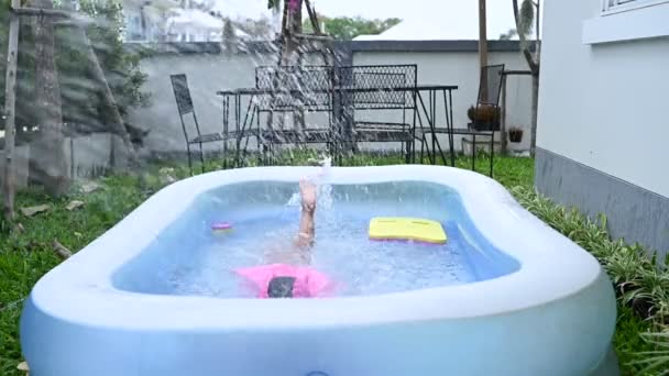 Asiática Niña Nadando Piscina Inflable Casa Con Diversión — Vídeos de Stock