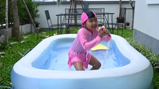 Asiático Menina Nadando Piscina Inflável Casa Com Diversão — Vídeo de Stock