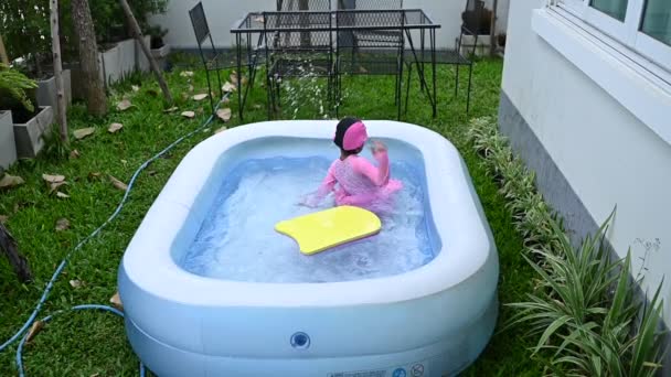 Asijky Malá Dívka Plavání Nafukovací Bazén Doma Zábavou — Stock video