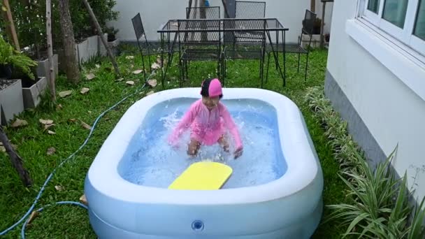 Asiático Menina Nadando Piscina Inflável Casa Com Diversão — Vídeo de Stock