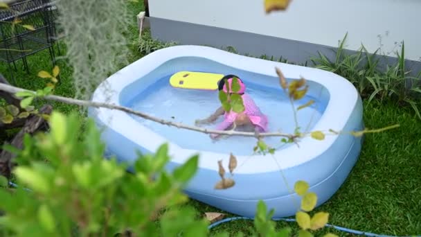 Azji Mała Dziewczynka Pływanie Dmuchany Basen Domu Zabawy — Wideo stockowe