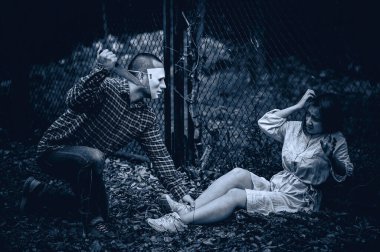 Seri katil sahnesi Asyalı bir kadını öldürmek üzere, konsept gerilim sahnesi, Cadılar Bayramı festivali