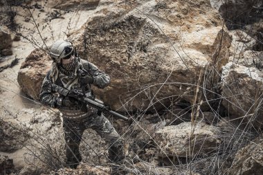 Özel kuvvetlerin askerleri çölde, Tayland 'da, orduda savaşıyor.