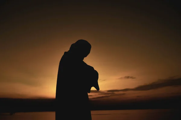 Силует Молодий Азійський Муслім Молиться Заході Сонця Рамадан — стокове фото