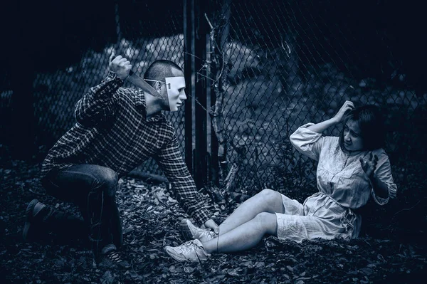 Seri katil sahnesi Asyalı bir kadını öldürmek üzere, konsept gerilim sahnesi, Cadılar Bayramı festivali