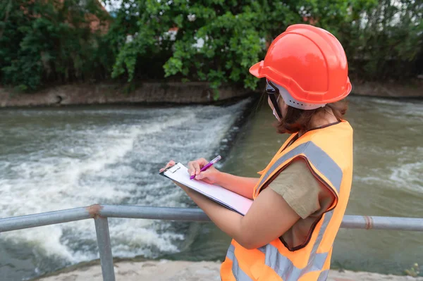 Asiatische Ingenieurinnen Arbeiten — Stockfoto