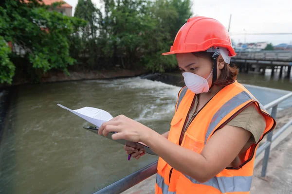 Asiática Mujer Ingeniería Trabajo — Foto de Stock