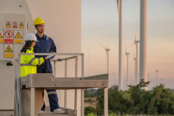 Deux Ingénieurs Travaillant Tenant Rapport Parc Éoliennes Power Generator Station — Photo