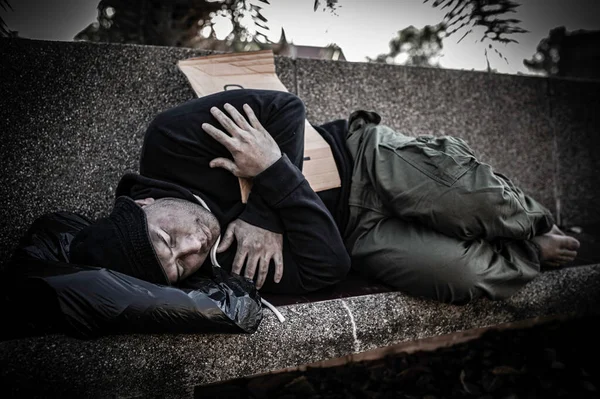 Asyalı adam yan yolda evsiz, yabancı biri yolda yalnız yaşamak zorunda çünkü ailesi yok..