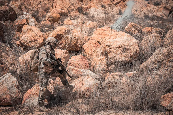 Özel kuvvetlerin askerleri çölde, Tayland 'da, orduda savaşıyor.