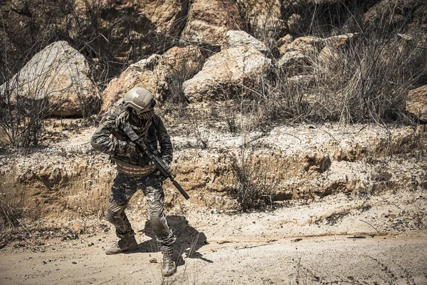 Özel kuvvetlerin askerleri çölde, Tayland 'da, orduda savaşıyor.