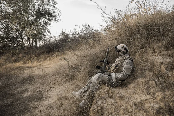 Askerî kamuflaj. Çimlerde düşmanları vurmak için fırsatlar, asker savaş konsepti.