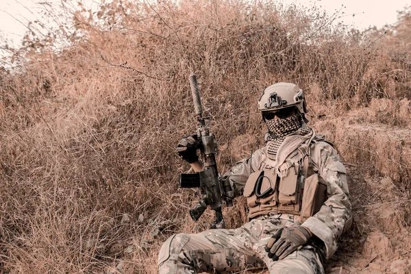 Camuflagem Militar Para Encontrar Oportunidades Para Atirar Inimigos Grama Conceito — Fotografia de Stock