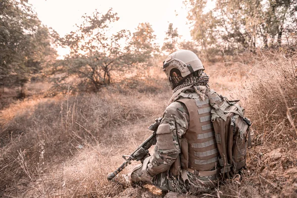 Kamuflase Militer Untuk Menemukan Kesempatan Untuk Menembak Musuh Rumput Konsep — Stok Foto