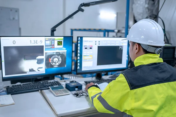 Büyük Endüstri Fabrikası Kadın Bilgisayar Mühendisi Kişisel Bilgisayar 'da çalışıyor. Tayland' daki insanlar dört monitör ve ciddi programcılarla çalışıyor.