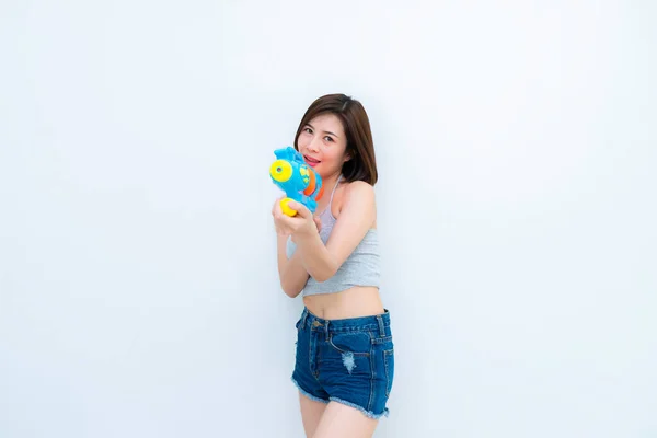 Asiatische Sexy Frau Mit Gewehrwasser Der Hand Auf Weißem Hintergrund — Stockfoto