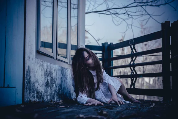 Asyalı kadın portresi kanla, korku sahnesiyle, korkunç geçmişiyle, Cadılar Bayramı posteriyle, Taylandlı insanlarla, hayalet film posteriyle...