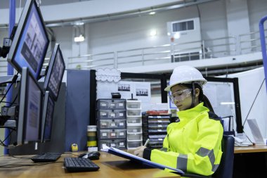 Büyük Endüstri Fabrikası Kadın Bilgisayar Mühendisi Kişisel Bilgisayar 'da çalışıyor. Tayland' daki insanlar dört monitör ve ciddi programcılarla çalışıyor.