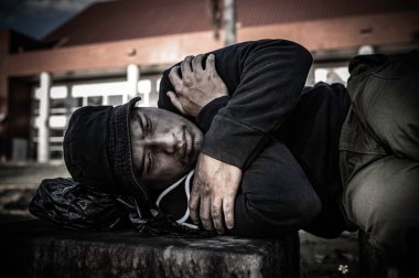 Asyalı adam yan yolda evsiz, yabancı biri yolda yalnız yaşamak zorunda çünkü ailesi yok..