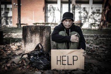 Asyalı adam yan yolda evsiz, yabancı biri yolda yalnız yaşamak zorunda çünkü ailesi yok..