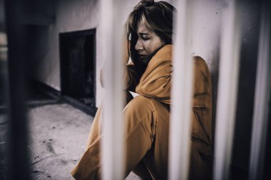 Demirden hapishaneyi, mahkûm konseptini, Tayland halkını yakalamak isteyen kadınların portresi, özgür olmak isteyen kadınların portresi, eğer yasaları çiğneyip hapse atılırsa,.