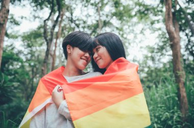 Kızlı bir çift, LGBT Onur Ayı konsepti, Asyalı yakışıklı erkek makyaj ve kadın kıyafeti, Gay Özgürlük Günü, beyaz arka planda ikili olmayan portre