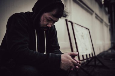 Asyalı adam yan yolda evsiz, yabancı biri yolda yalnız yaşamak zorunda çünkü ailesi yok..