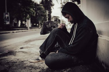 Asyalı adam yan yolda evsiz, yabancı biri yolda yalnız yaşamak zorunda çünkü ailesi yok..