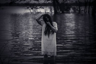 Bataklıktaki Asyalı kadın portresi, su sahnesindeki korku, nehirdeki korku, Tayland 'daki Cadılar Bayramı posteri.