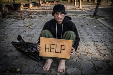 Asyalı adam yan yolda evsiz, yabancı biri yolda yalnız yaşamak zorunda çünkü ailesi yok..