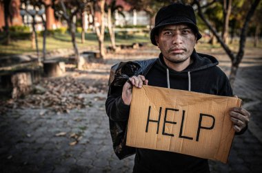 Asyalı adam yan yolda evsiz, yabancı biri yolda yalnız yaşamak zorunda çünkü ailesi yok..