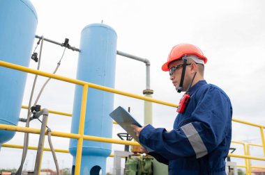 Su tesisi bakım teknisyenleri, makine mühendisleri su arıtma tesisinin kontrol sistemini kontrol edin..