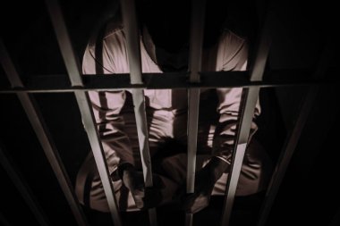 Demir hapishaneyi, esir konseptini, Tayland halkını yakalamak isteyen adamların elleri, özgür olmayı umuyoruz..