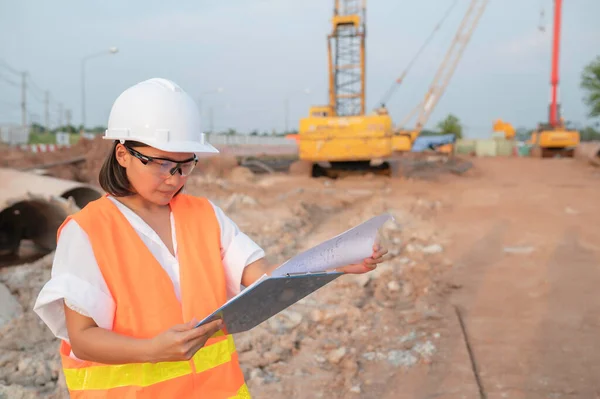Civil Engineers Working Construction Site Company Manager Supervises Road Construction — Stockfoto