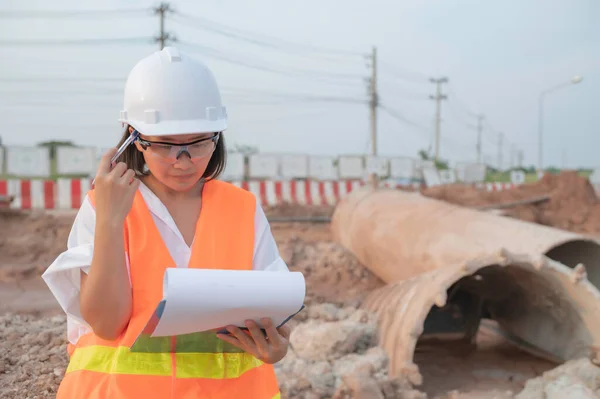 Civil Engineers Working Construction Site Company Manager Supervises Road Construction — 스톡 사진