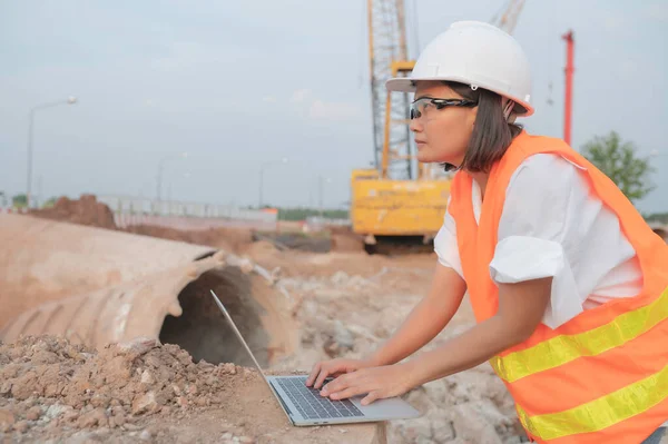 Civil Engineers Working Construction Site Company Manager Supervises Road Construction — Stockfoto