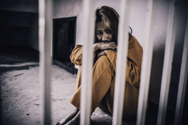 Портрет Женщин Отчаянно Пытающихся Поймать Железную Тюрьму Концепцию Заключенных Таиландцев — стоковое фото