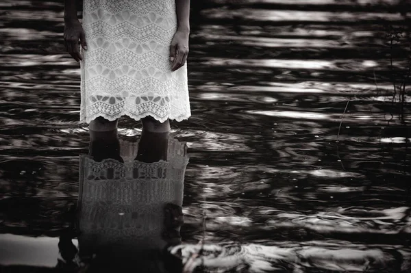 Portrait Asian Woman Make Ghost Face Swamp Horror Water Scene — ストック写真