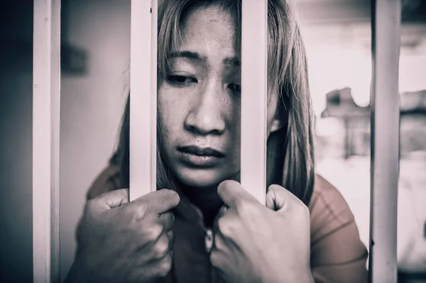 Portrét Žen Které Zoufale Snaží Chytit Železnou Věznici Vězeňský Koncept — Stock fotografie