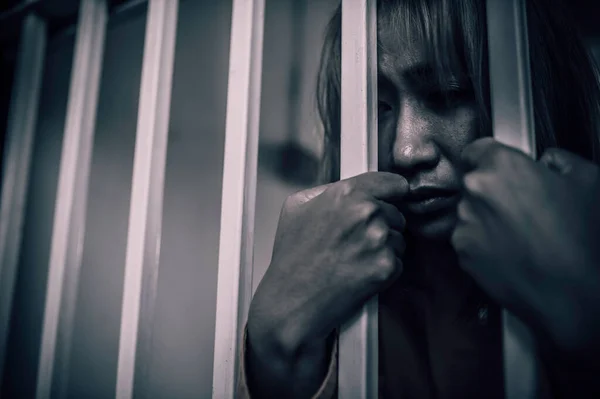 Πορτρέτο Των Γυναικών Απελπισμένα Για Πιάσει Σιδερένια Φυλακή Φυλακισμένος Έννοια — Φωτογραφία Αρχείου