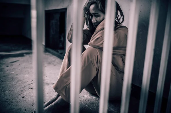 Πορτρέτο Των Γυναικών Απελπισμένα Για Πιάσει Σιδερένια Φυλακή Φυλακισμένος Έννοια — Φωτογραφία Αρχείου