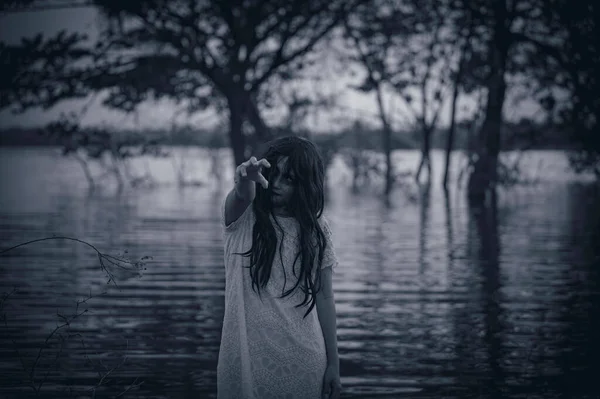 Portrait Asian Woman Make Ghost Face Swamp Horror Water Scene — ストック写真