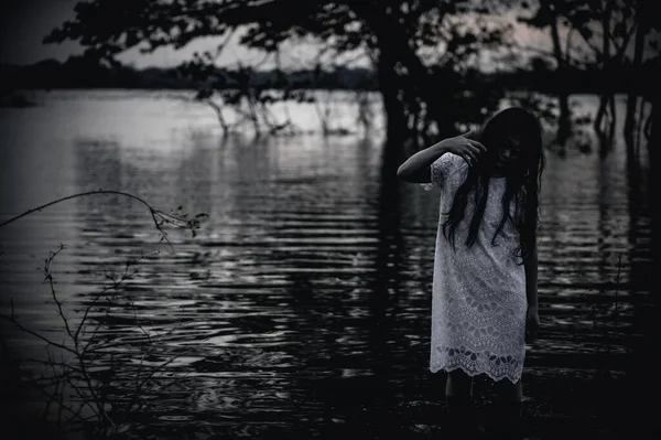 Portrait Asian Woman Make Ghost Face Swamp Horror Water Scene — Fotografia de Stock