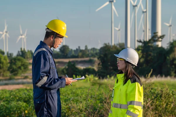 Zwei Ingenieure Arbeiten Und Halten Den Bericht Windkraftpark Power Generator — Stockfoto