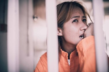 Demir hapishaneyi, mahkûm konseptini, Tayland halkını yakalamak isteyen kadınların elleri, özgür olmak isteyen kadınların elleri, eğer yasaları çiğneyip hapse girerlerse,.