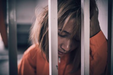 Demir hapishaneyi, mahkûm konseptini, Tayland halkını yakalamak isteyen kadınların elleri, özgür olmak isteyen kadınların elleri, eğer yasaları çiğneyip hapse girerlerse,.