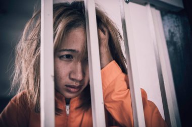 Demir hapishaneyi, mahkûm konseptini, Tayland halkını yakalamak isteyen kadınların elleri, özgür olmak isteyen kadınların elleri, eğer yasaları çiğneyip hapse girerlerse,.